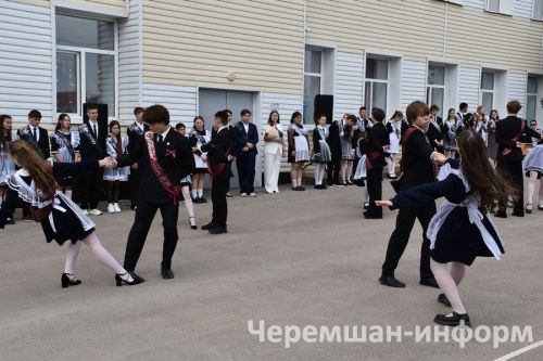 Звонок, цветы и слезы: фоторепортаж из Черемшанской школы №1