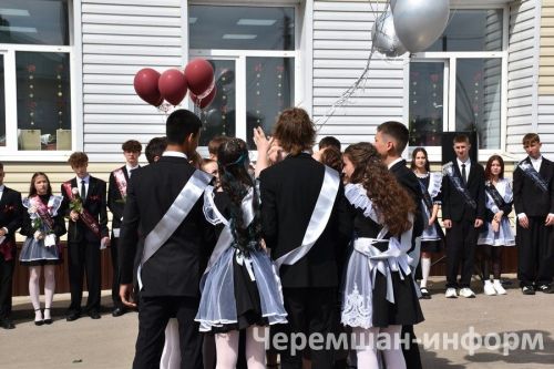 Звонок, цветы и слезы: фоторепортаж из Черемшанской школы №1