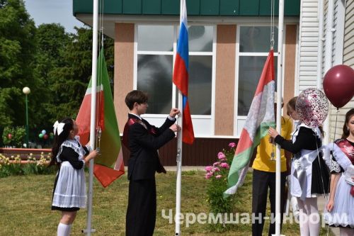 Звонок, цветы и слезы: фоторепортаж из Черемшанской школы №1