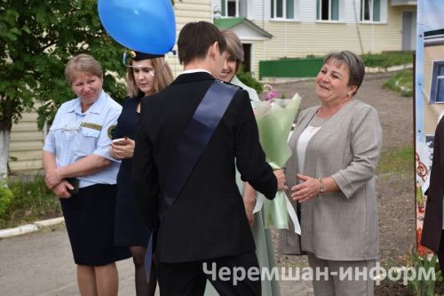 Звонок, цветы и слезы: фоторепортаж из Черемшанской школы №1