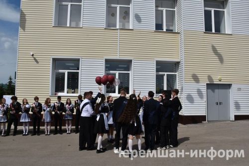 Звонок, цветы и слезы: фоторепортаж из Черемшанской школы №1