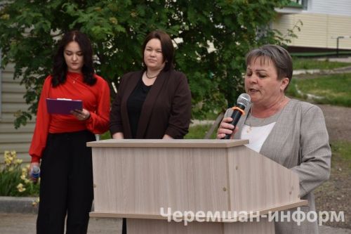 Звонок, цветы и слезы: фоторепортаж из Черемшанской школы №1