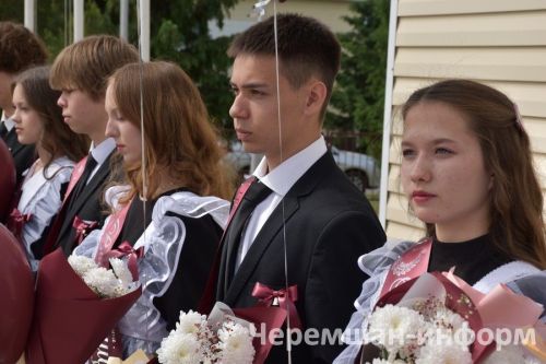 Звонок, цветы и слезы: фоторепортаж из Черемшанской школы №1