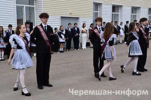 Звонок, цветы и слезы: фоторепортаж из Черемшанской школы №1