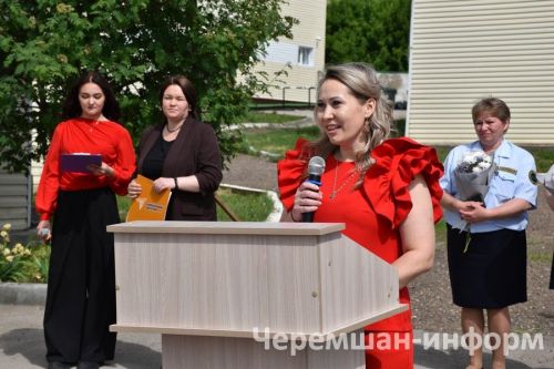 Звонок, цветы и слезы: фоторепортаж из Черемшанской школы №1