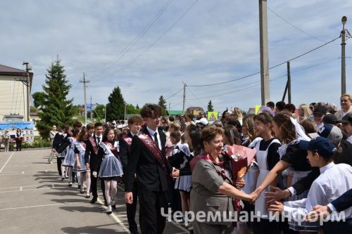 Звонок, цветы и слезы: фоторепортаж из Черемшанской школы №1