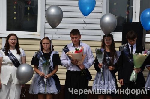 Звонок, цветы и слезы: фоторепортаж из Черемшанской школы №1