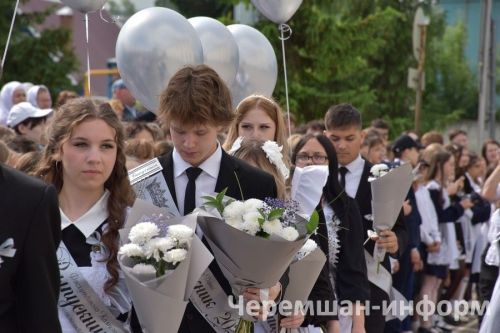 Звонок, цветы и слезы: фоторепортаж из Черемшанской школы №1