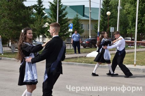 Звонок, цветы и слезы: фоторепортаж из Черемшанской школы №1