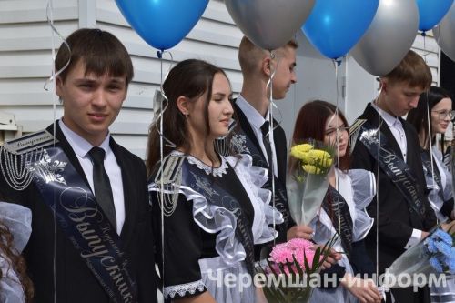 Звонок, цветы и слезы: фоторепортаж из Черемшанской школы №1