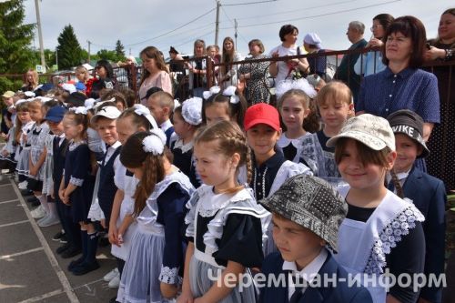 Звонок, цветы и слезы: фоторепортаж из Черемшанской школы №1