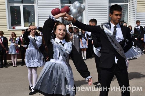 Звонок, цветы и слезы: фоторепортаж из Черемшанской школы №1