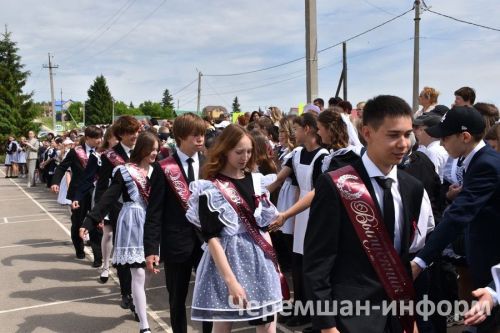 Звонок, цветы и слезы: фоторепортаж из Черемшанской школы №1