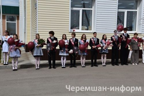Звонок, цветы и слезы: фоторепортаж из Черемшанской школы №1