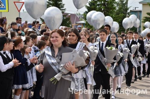 Звонок, цветы и слезы: фоторепортаж из Черемшанской школы №1