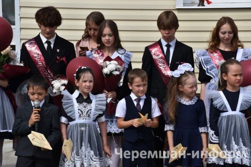Звонок, цветы и слезы: фоторепортаж из Черемшанской школы №1