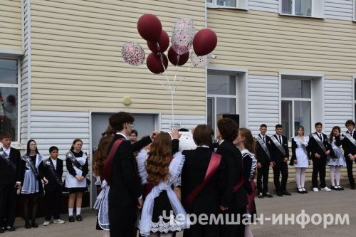 Звонок, цветы и слезы: фоторепортаж из Черемшанской школы №1