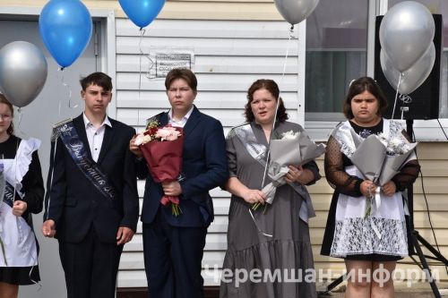 Звонок, цветы и слезы: фоторепортаж из Черемшанской школы №1