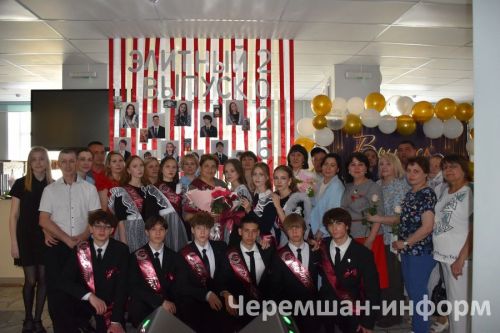 Звонок, цветы и слезы: фоторепортаж из Черемшанской школы №1