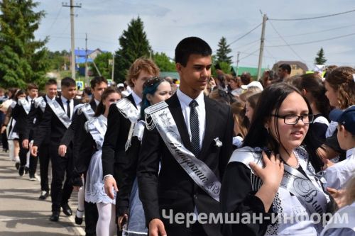 Звонок, цветы и слезы: фоторепортаж из Черемшанской школы №1