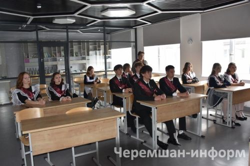 Звонок, цветы и слезы: фоторепортаж из Черемшанской школы №1