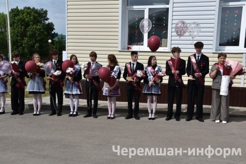 Звонок, цветы и слезы: фоторепортаж из Черемшанской школы №1