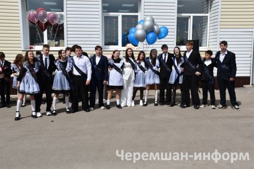 Звонок, цветы и слезы: фоторепортаж из Черемшанской школы №1