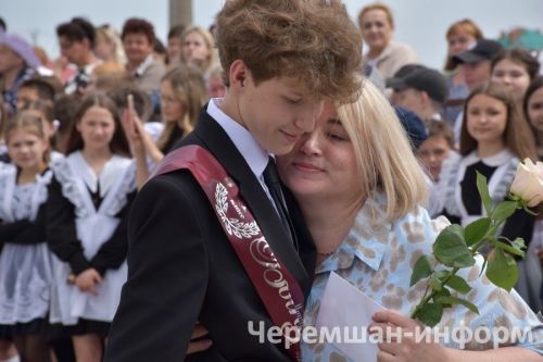 Звонок, цветы и слезы: фоторепортаж из Черемшанской школы №1