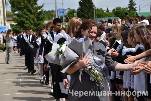 Звонок, цветы и слезы: фоторепортаж из Черемшанской школы №1