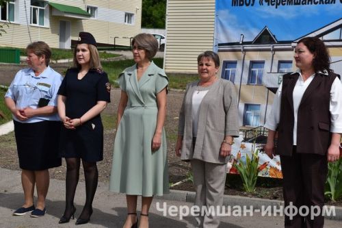 Звонок, цветы и слезы: фоторепортаж из Черемшанской школы №1