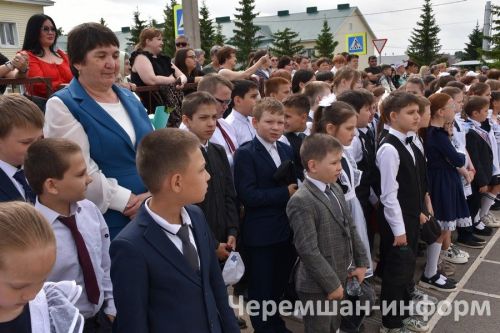 Звонок, цветы и слезы: фоторепортаж из Черемшанской школы №1