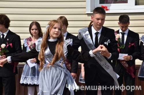 Звонок, цветы и слезы: фоторепортаж из Черемшанской школы №1