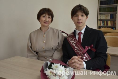 Звонок, цветы и слезы: фоторепортаж из Черемшанской школы №1