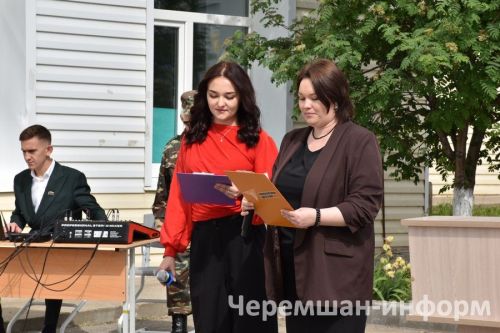 Звонок, цветы и слезы: фоторепортаж из Черемшанской школы №1