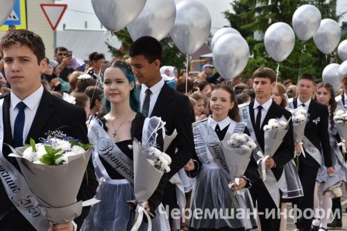Звонок, цветы и слезы: фоторепортаж из Черемшанской школы №1