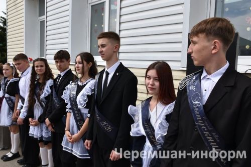 Звонок, цветы и слезы: фоторепортаж из Черемшанской школы №1