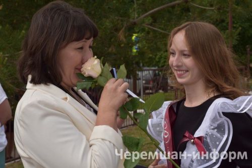 Звонок, цветы и слезы: фоторепортаж из Черемшанской школы №1