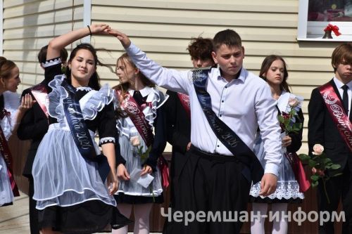 Звонок, цветы и слезы: фоторепортаж из Черемшанской школы №1
