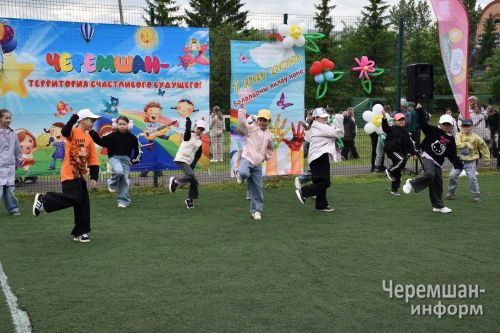 В Черемшане на День защиты детей устроили пенное шоу (ФОТОРЕПОРТАЖ)