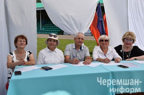 В Черемшане в четвертый раз прошел межрегиональный фестиваль "Луковая долина" (ФОТОРЕПОРТАЖ)