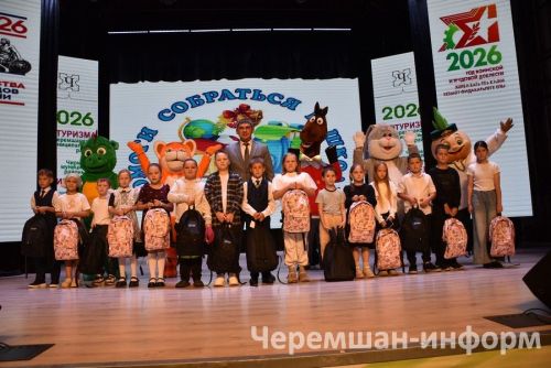 Чирмешәндә "Мәктәпкә җыенырга ярдәм ит!" акциясе кысаларында беренче сыйныфка баручы 18 балага рюкзаклар бирделәр (ФОТОРЕПОРТАЖ)