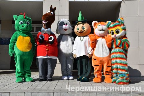 Чирмешәндә "Мәктәпкә җыенырга ярдәм ит!" акциясе кысаларында беренче сыйныфка баручы 18 балага рюкзаклар бирделәр (ФОТОРЕПОРТАЖ)