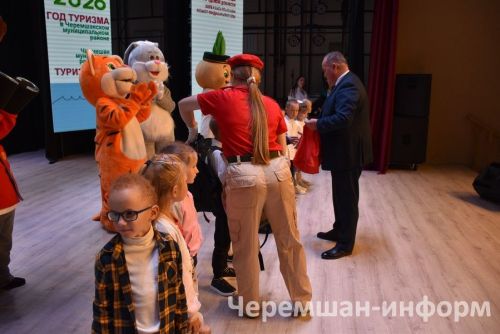 Чирмешәндә "Мәктәпкә җыенырга ярдәм ит!" акциясе кысаларында беренче сыйныфка баручы 18 балага рюкзаклар бирделәр (ФОТОРЕПОРТАЖ)