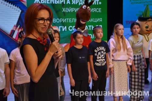 Чирмешәндә "Мәктәпкә җыенырга ярдәм ит!" акциясе кысаларында беренче сыйныфка баручы 18 балага рюкзаклар бирделәр (ФОТОРЕПОРТАЖ)