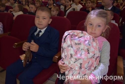 Чирмешәндә "Мәктәпкә җыенырга ярдәм ит!" акциясе кысаларында беренче сыйныфка баручы 18 балага рюкзаклар бирделәр (ФОТОРЕПОРТАЖ)