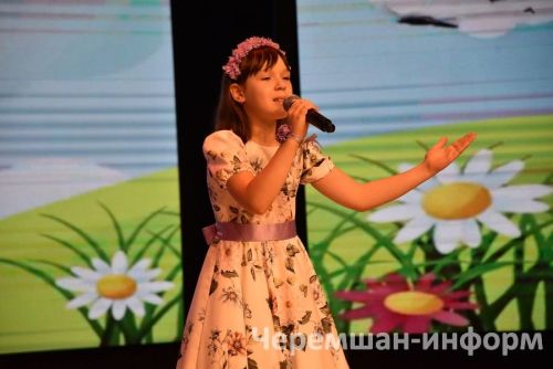Чирмешәндә "Мәктәпкә җыенырга ярдәм ит!" акциясе кысаларында беренче сыйныфка баручы 18 балага рюкзаклар бирделәр (ФОТОРЕПОРТАЖ)