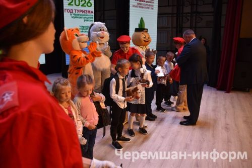 Чирмешәндә "Мәктәпкә җыенырга ярдәм ит!" акциясе кысаларында беренче сыйныфка баручы 18 балага рюкзаклар бирделәр (ФОТОРЕПОРТАЖ)