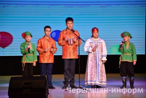В рамках акции "Помоги собраться в школу!" 18 первоклассников получили рюкзаки (ФОТОРЕПОРТАЖ)