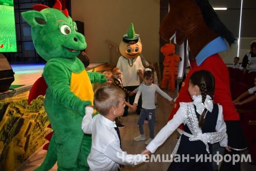 Чирмешәндә "Мәктәпкә җыенырга ярдәм ит!" акциясе кысаларында беренче сыйныфка баручы 18 балага рюкзаклар бирделәр (ФОТОРЕПОРТАЖ)