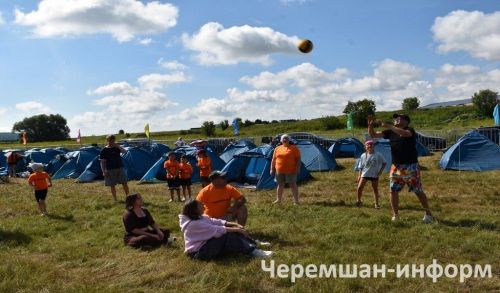 Бәркәтәдәге "Сәмрух" фестиваленә 100дән күбрәк кеше җыелды (ФОТОРЕПОРТАЖ)